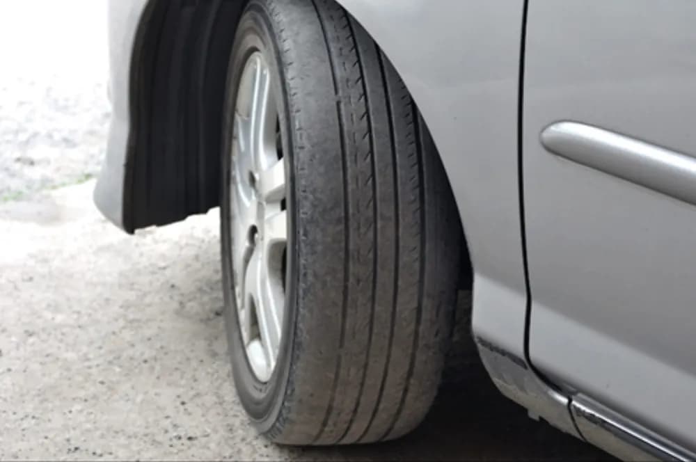 Nổ lốp xe ô tô: 6 nguyên nhân và cách xử lý tức thời
